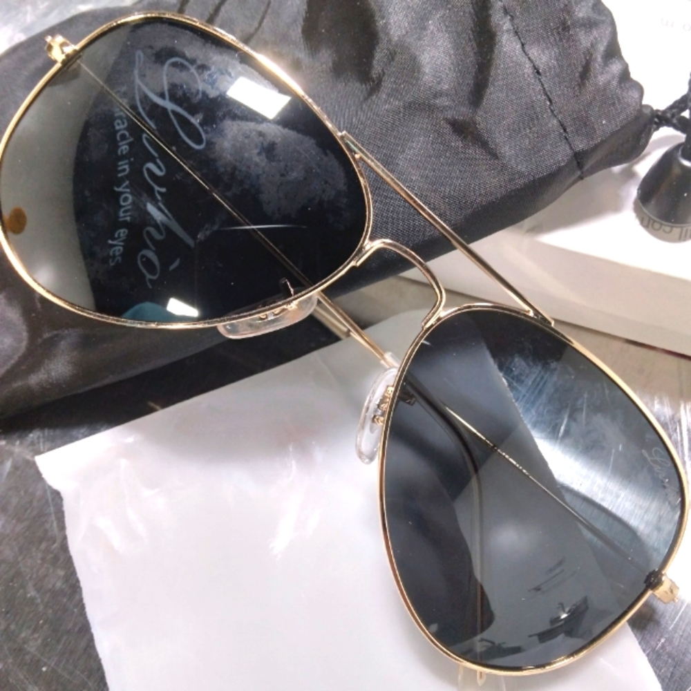Gold Aviator sunglasses 🕶. Black Grey lens/Gold frame